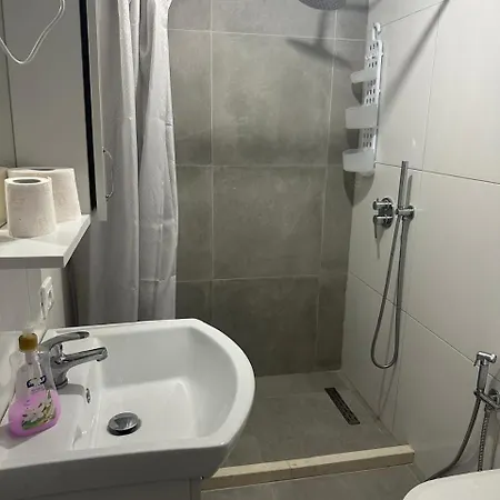 דירה Bakalli Rooms1 *