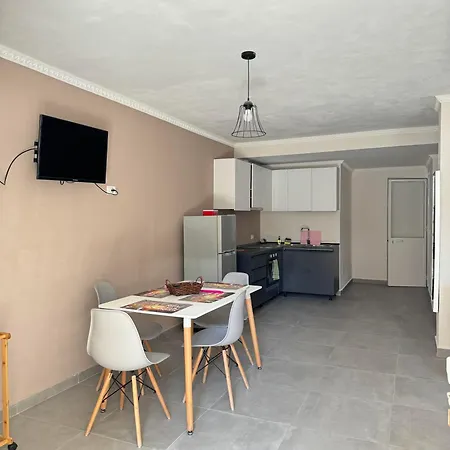 Bakalli Rooms1 דירה גולם